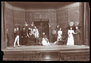 Una scena da una produzione amatoriale di una commedia intitolata La famiglia reale